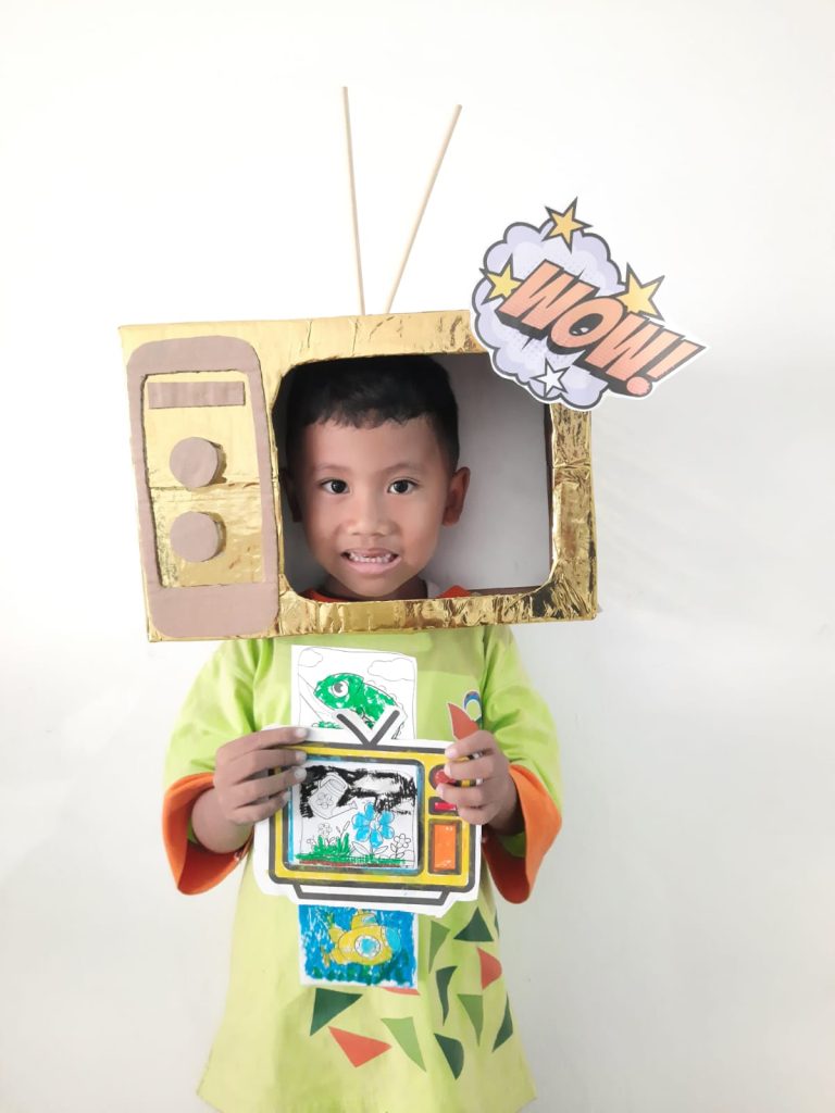 Membuat Paper Craft TV Anak TK Mimha Permata Ilmu