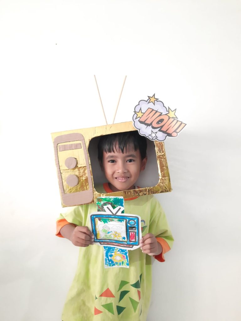 Membuat Paper Craft TV Anak TK Mimha Permata Ilmu