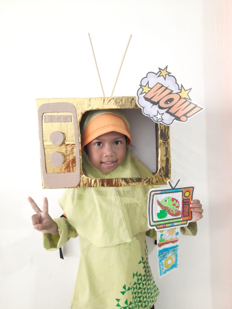 Membuat Paper Craft TV Anak TK Mimha Permata Ilmu