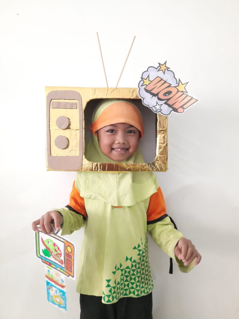 Membuat Paper Craft TV Anak TK Mimha Permata Ilmu