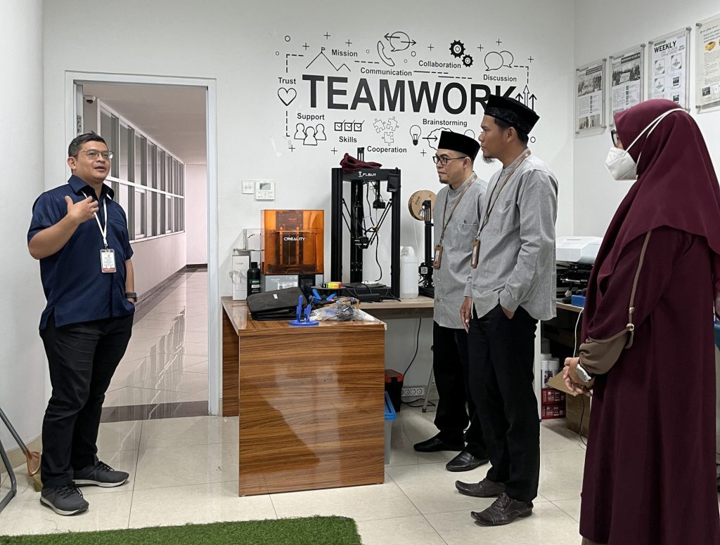 Presentasi potensi kerja sama pendidikan dan teknologi antara MIMHa dengan Telkom University.