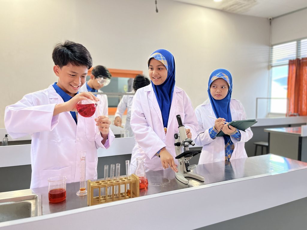 Brosur Sekolah Islam MIMHa Bandung jenjang PG RA TK, MI SD dan MTs SMP Informatika.