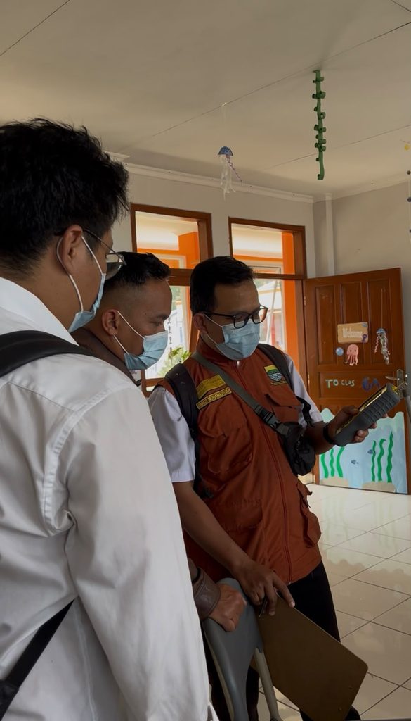 Petugas Puskesmas Girimande dan Dinas Kesehatan Kota Bandung melakukan pengecekan lingkungan MIS Miftahul Huda Bandung.