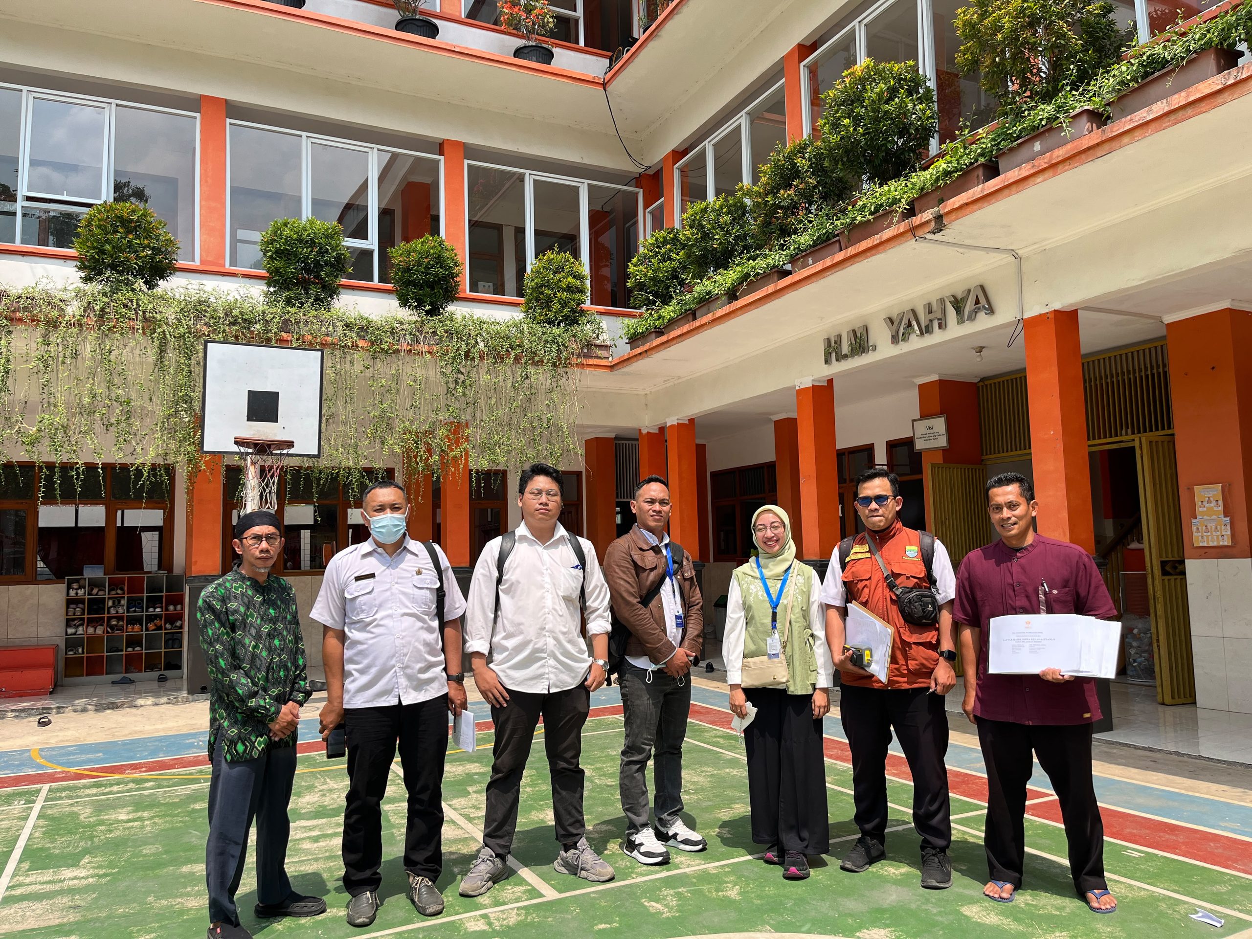 Petugas Puskesmas Girimande dan Dinas Kesehatan Kota Bandung melakukan pengecekan lingkungan MIS Miftahul Huda Bandung.