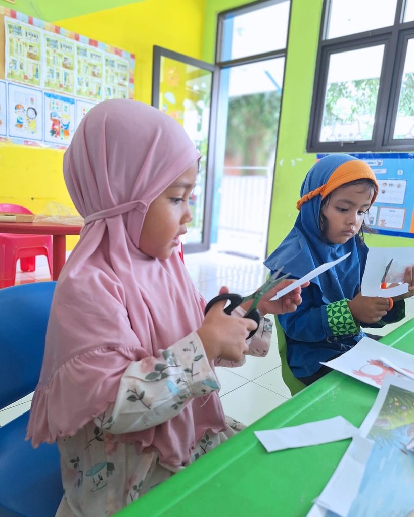 Anak membuat karya kreativitas di Trial Class MIMHa Permata Ilmu