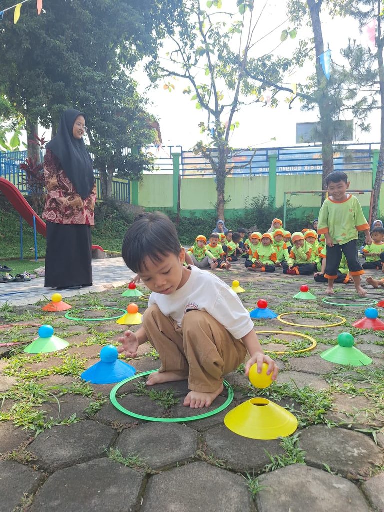Anak bermain dan belajar dalam Open Trial Class PG RA TK MIMHa