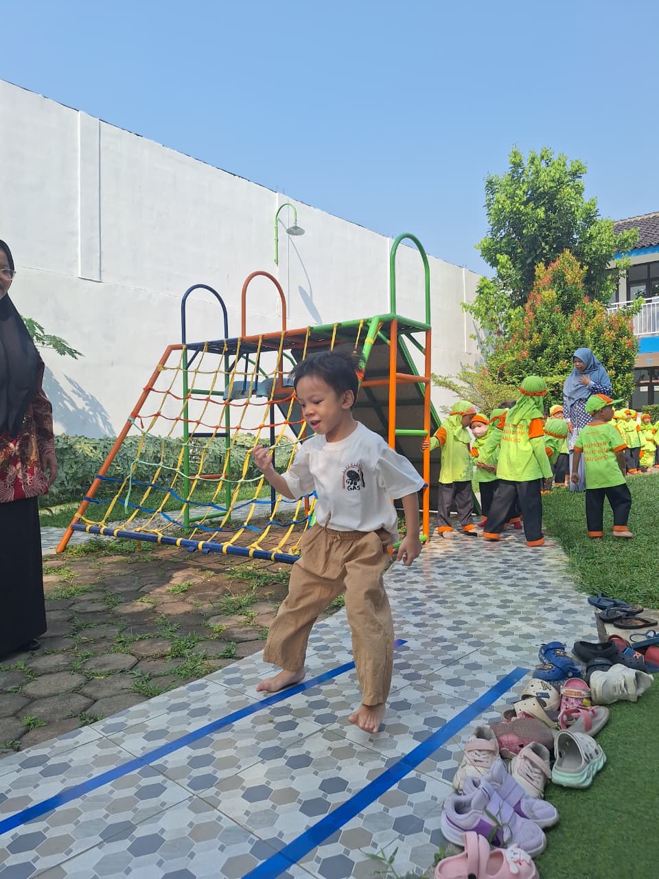 Anak mengikuti Free Trial Class MIMHa Permata Ilmu menggunakan media pembelajaran digital